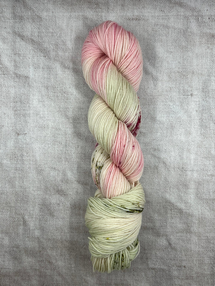 GRÁINNE (BFL): Peony Posy